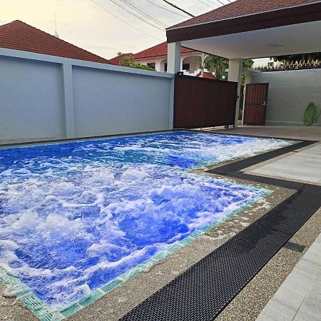 Private Pool Villa With Jacuzzi At Royal Park Village - Walk To The Beach - 6 People - Max 3 Males (Adults Only) Jomtien Beach Exteriör bild